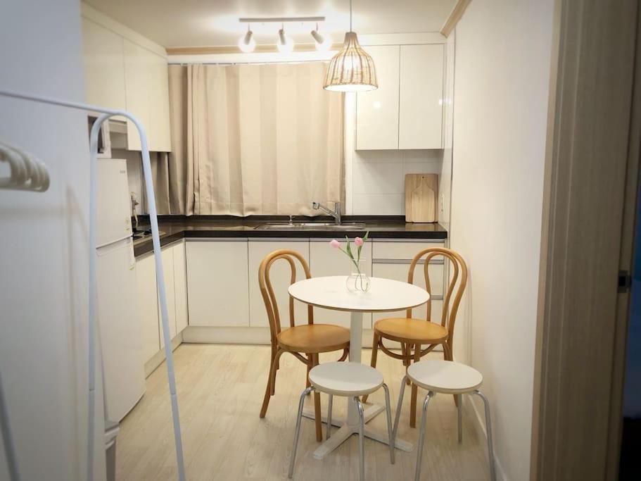 Hongdae Cozy House 2rooms 3beds Appartamento Seul
